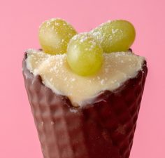 Brigadeiro de ninho e uvas