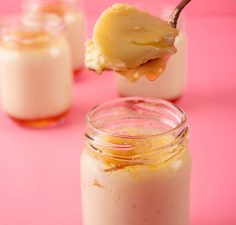 Cremoso, doce, gelado e calda de caramelo artesanal